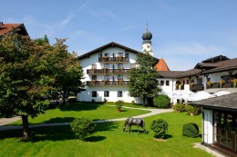 Tennishotel-Gut-Ising-Chiemsee-Ansicht