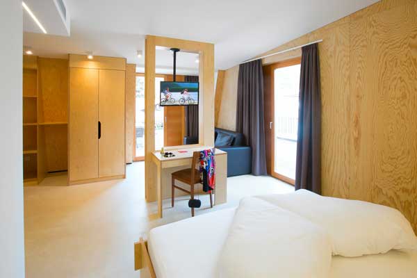 Tennis Hotel Mohren Reutte, pine-paneled room