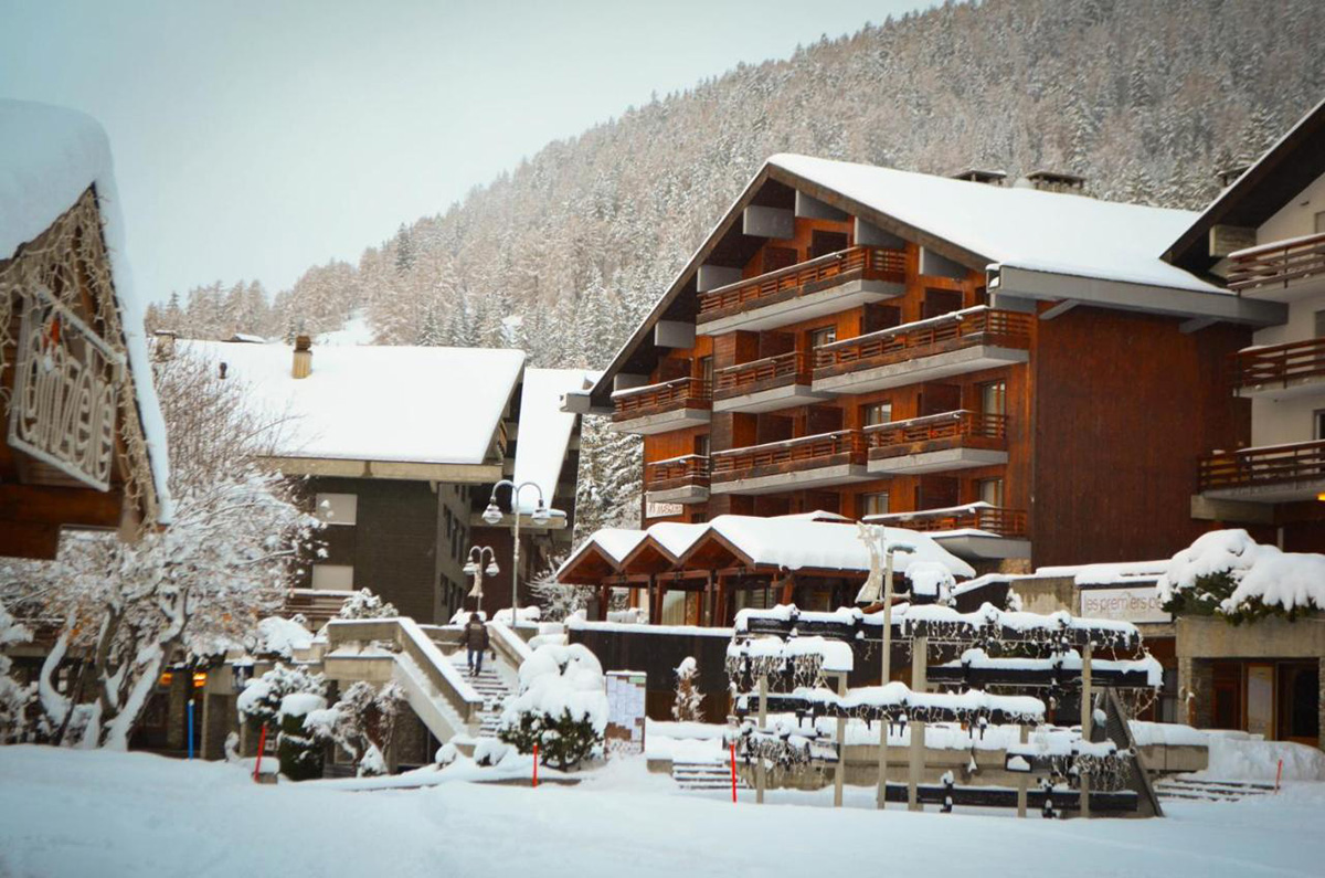 Tennis Hotel Des Masques Switzerland view winter 