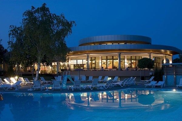 Tennishotel Ralitsa by night