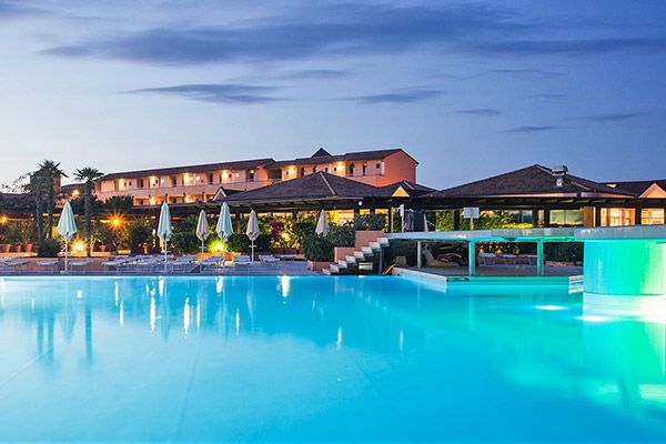 tennishotel garden toscana resort pool night