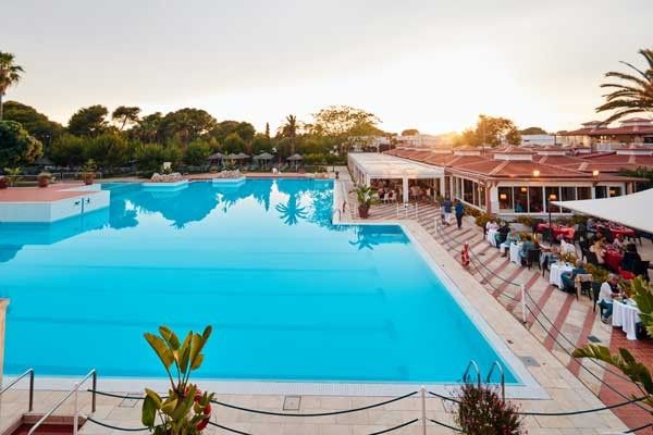 TennisTraveller Tennis Hotel Robinson Club Puglia Pool