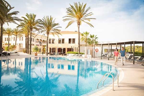 TennisTraveller Tennis Hotel Robinson Club Mallorca Pool