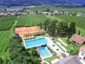 Tennisurlaub Hotel Weiss Suedtirol Luftaufnahme Tennis