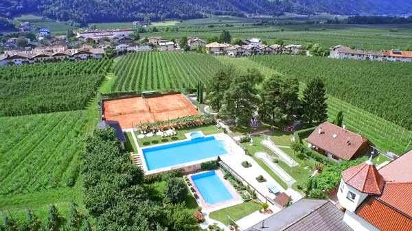 Tennisurlaub Hotel Weiss Suedtirol Luftaufnahme Tennis