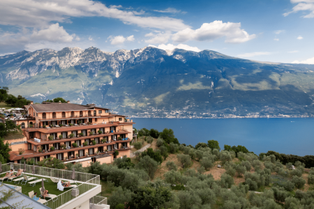 Win a tennis holiday on Lake Garda in the tennis hotel... Image 1